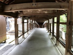 吉備津神社の廻廊の入り口