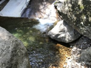 【滑床渓谷】の河原の滝壺