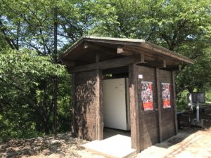 【高屋神社】の駐車場のトイレ