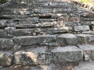 高屋神社【天空の鳥居】への歩道の石の階段の石積みの様子