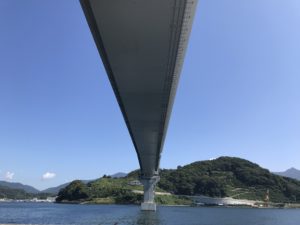 宇和島市九島にかかる九島大橋の下からの眺め