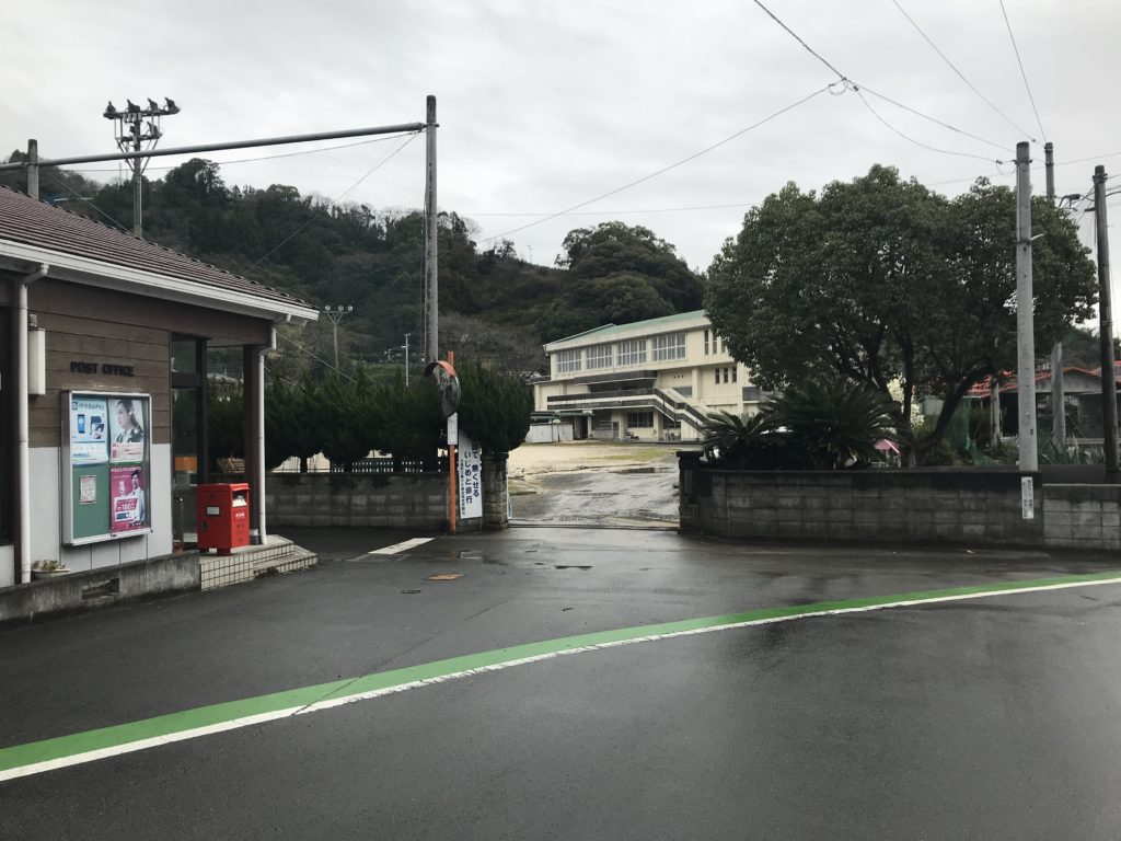 閉校した宇和島市立九島小学校の入り口