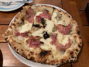 SELVAGGIO（セルバッジオ）の贅沢サラミのピザ