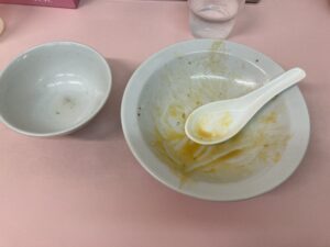中華料理『重松飯店』の焼豚玉子飯を完食した様子